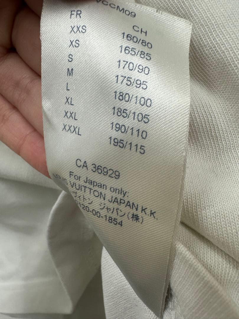 ルイ・ヴィトンのLVペンダントエンブロイダリーTシャツ