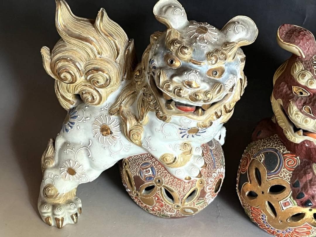 置物■玉乗り獅子 古い九谷焼き 紅白二体 一対 オブジェ 時代物 骨董品■