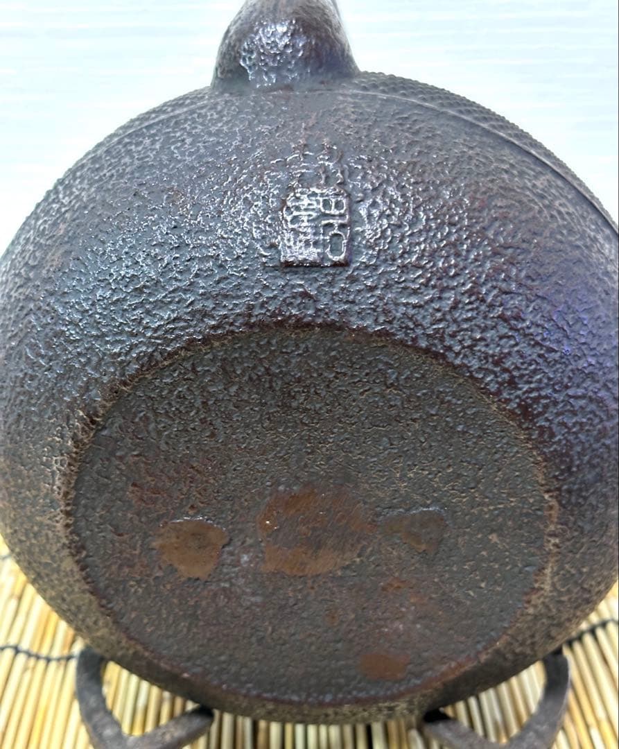 未使用品、栞付　南部岩鋳造捻鉉鳴摘１５型アラレ　南部鉄瓶　南部鉄器　鉄瓶