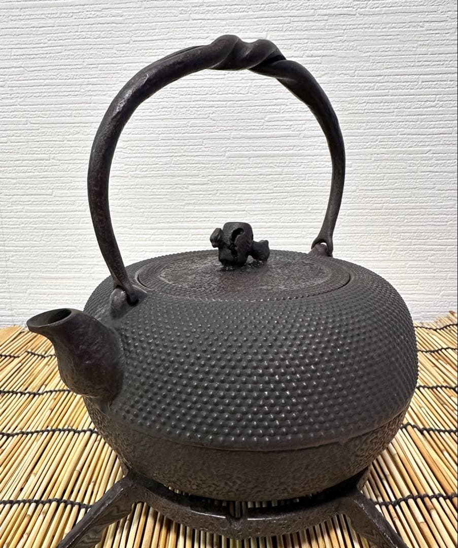 未使用品、栞付　南部岩鋳造捻鉉鳴摘１５型アラレ　南部鉄瓶　南部鉄器　鉄瓶