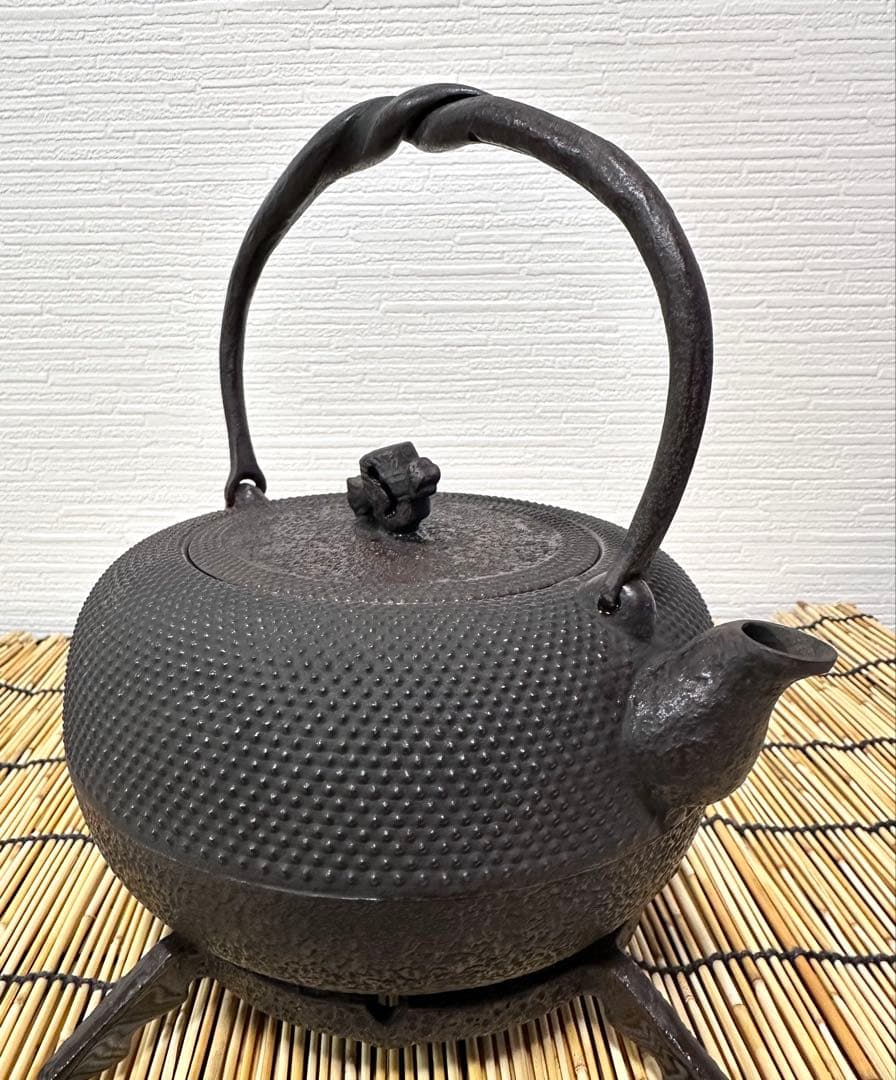 未使用品、栞付　南部岩鋳造捻鉉鳴摘１５型アラレ　南部鉄瓶　南部鉄器　鉄瓶