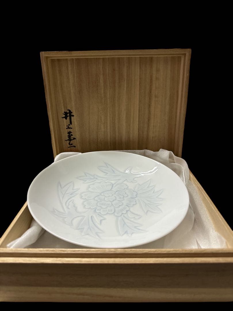井上萬二作 白磁 染牡丹彫文 皿 食器