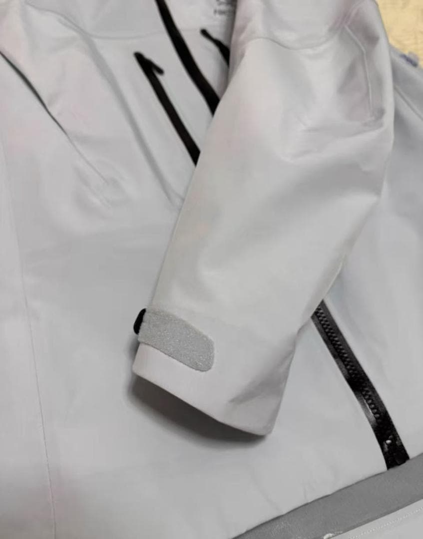 ARC'TERYXマウンテンパーカーMサイズホワイトシンプルでスタイリッシュ