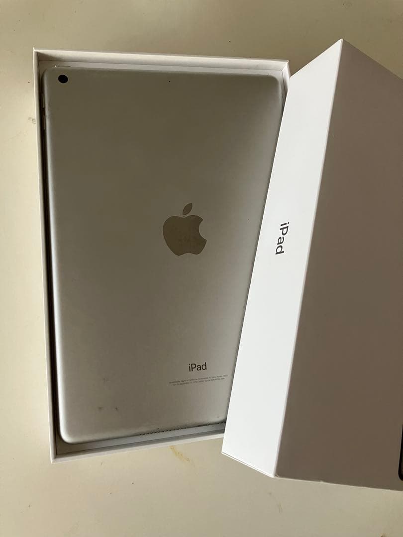 iPad 第6世代 128GB ホワイト スタンドケース付き