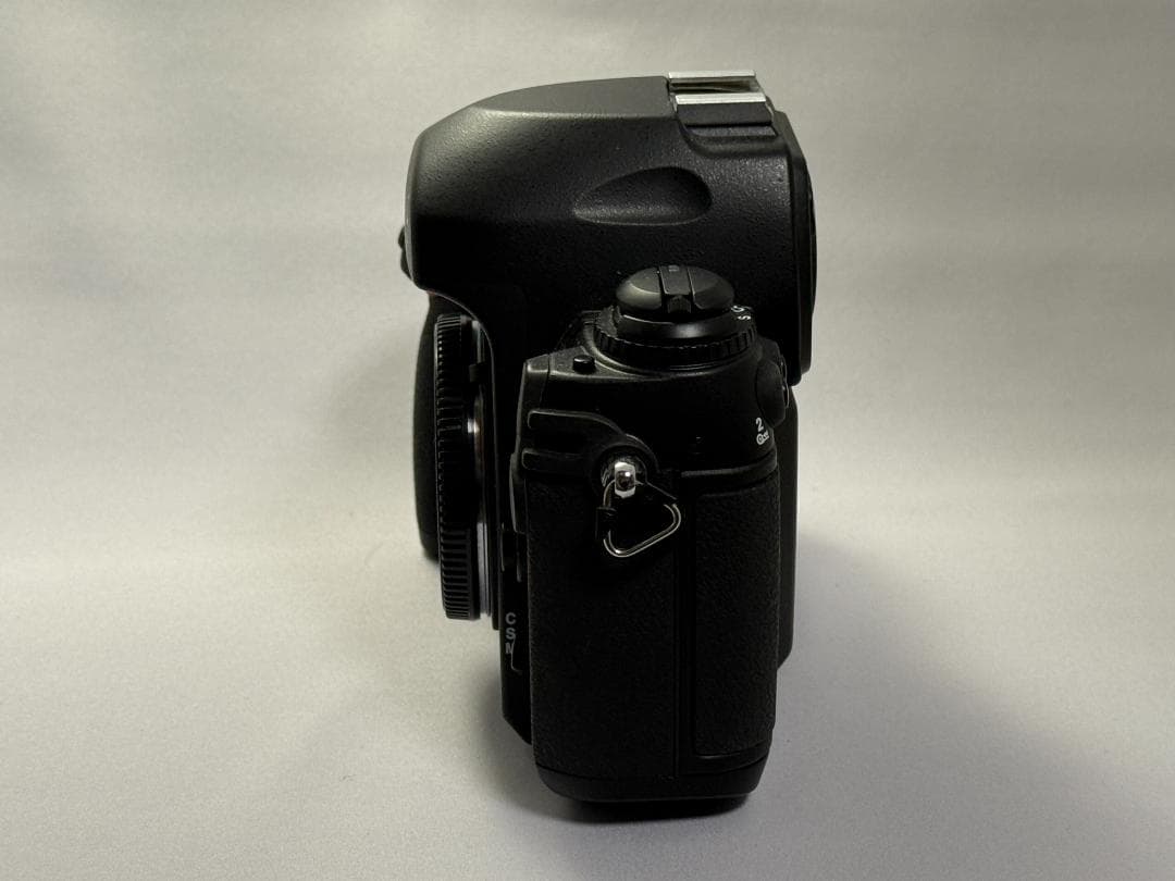 Nikon F6（バッテリーパック MB-40付き）