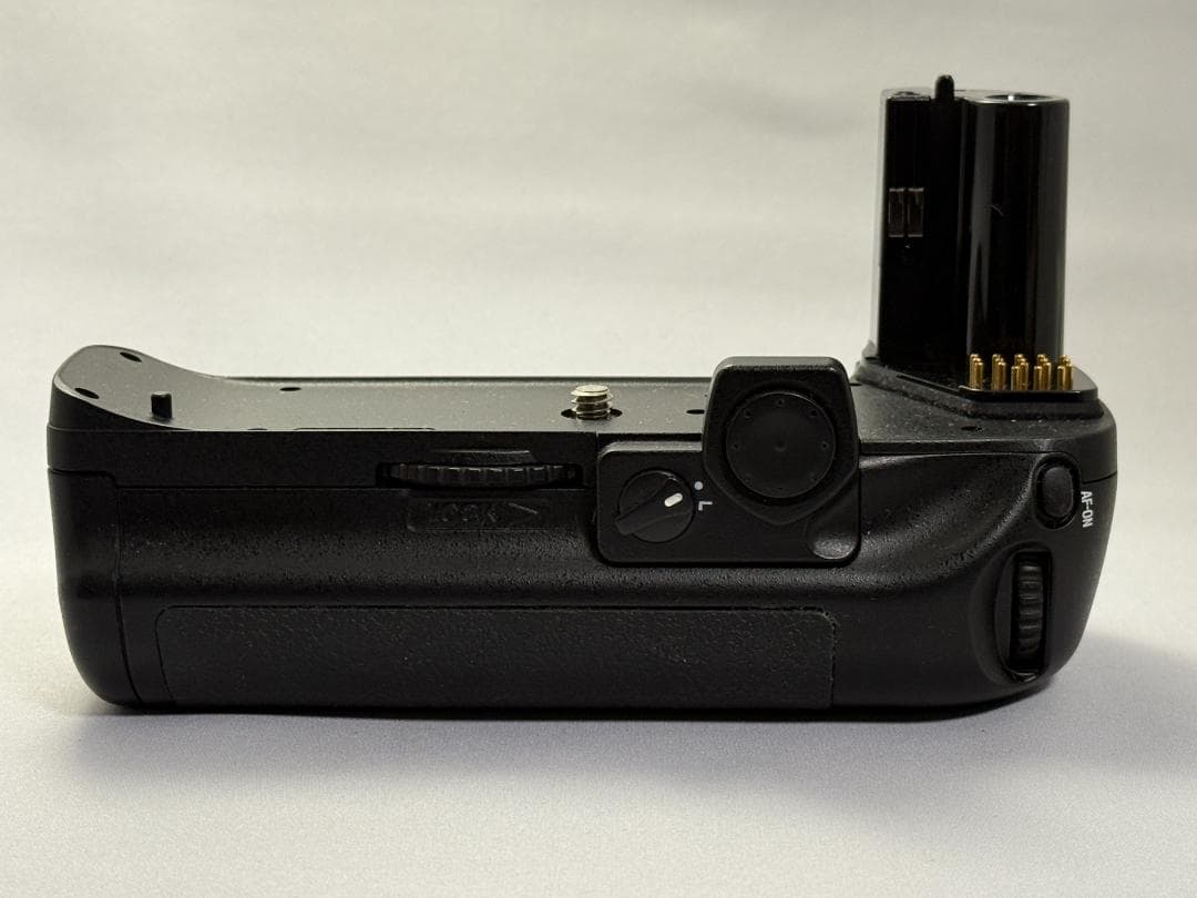 Nikon F6（バッテリーパック MB-40付き）