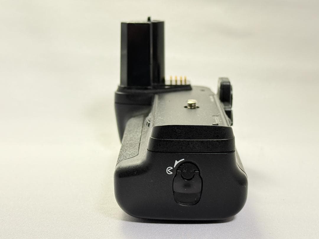 Nikon F6（バッテリーパック MB-40付き）