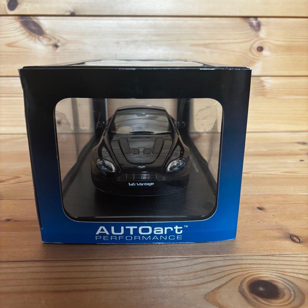 ミニカー 1/18 AUTOart ASTON MARTIN V12 Vantage