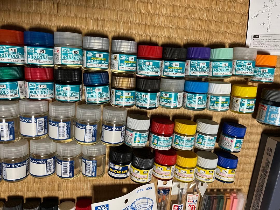 アクリル塗料セットとエアブラシ