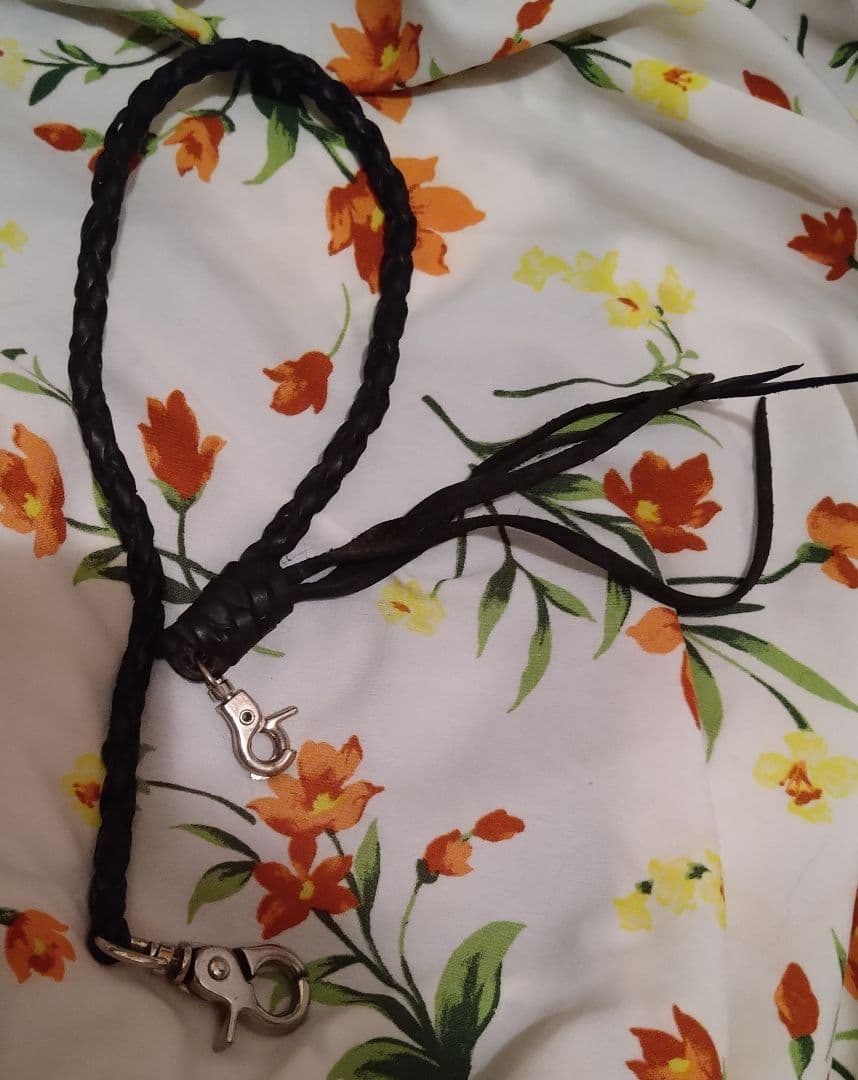 本革　編み込み　カラビナ付き　財布ストラップ(?)