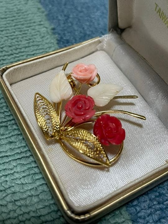 白珊瑚 桃珊瑚 血赤珊瑚のブローチ