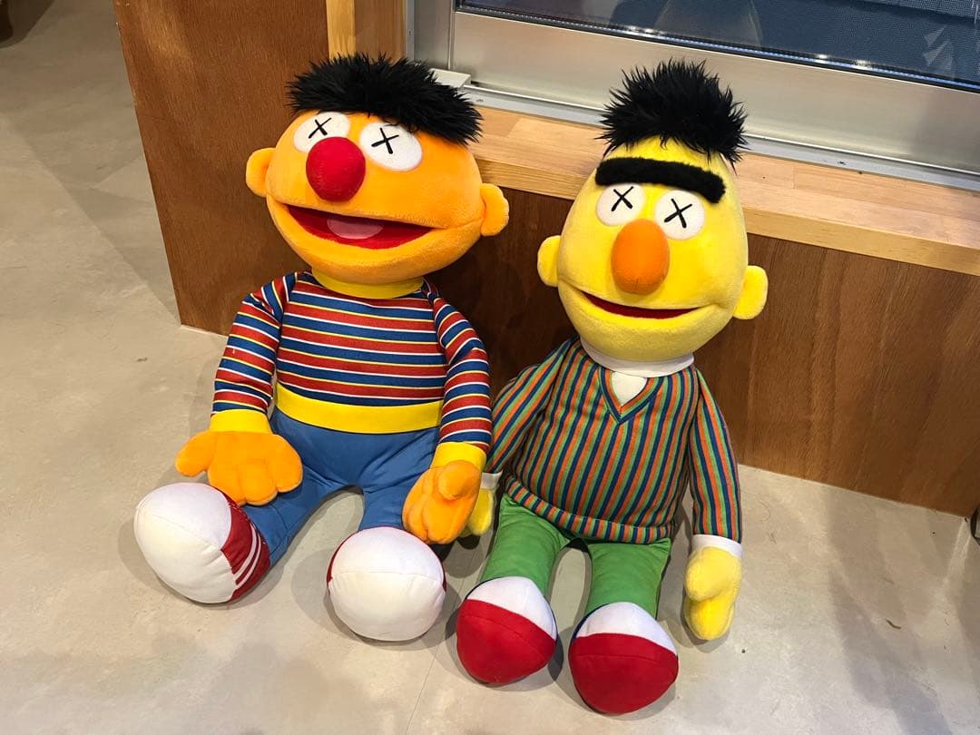 セサミストリート kaws UNIQLO 人形