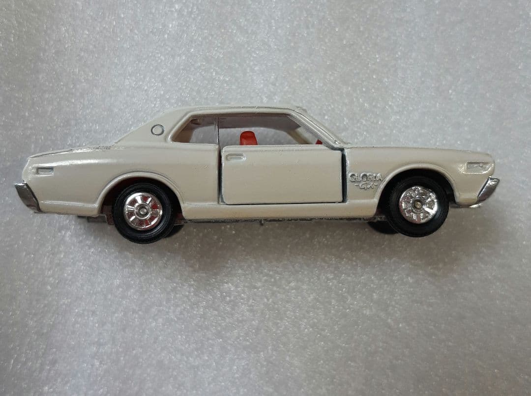 トミカ 85 ニッサン グロリア 2000 GX TOMY