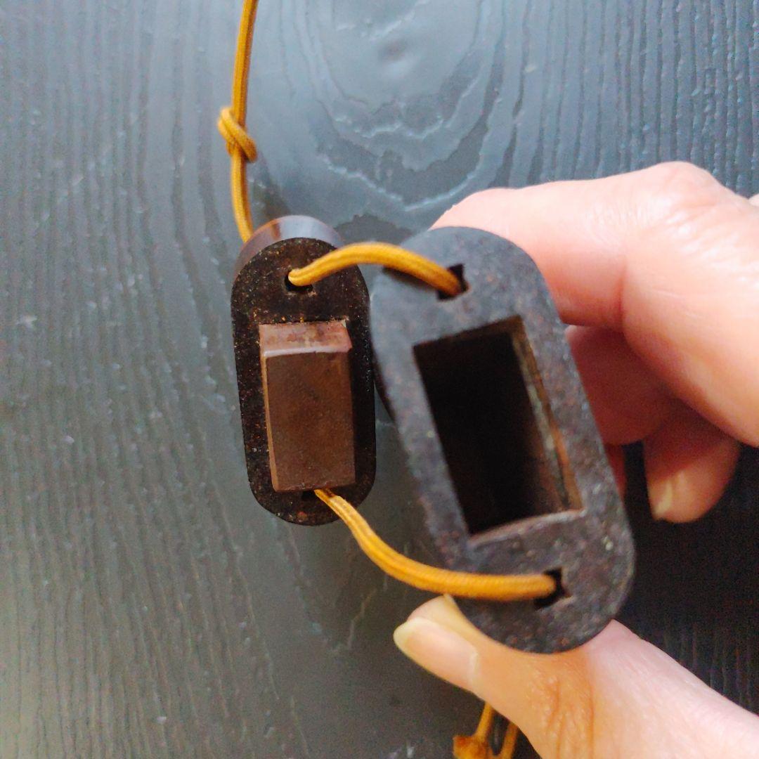 印籠　携帯薬入れ(おそらく紫檀)と　根付け(希少アイボリー)二つ