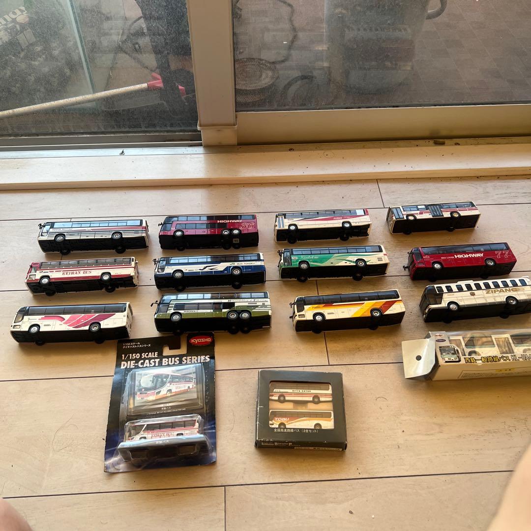 バスの模型です15個