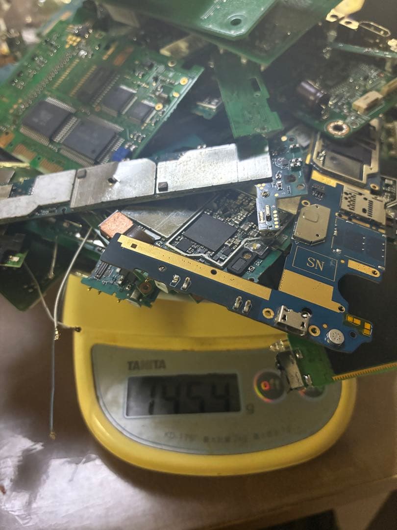 都市鉱山　ICチップ大量　古い携帯電話　電子基板のセット
