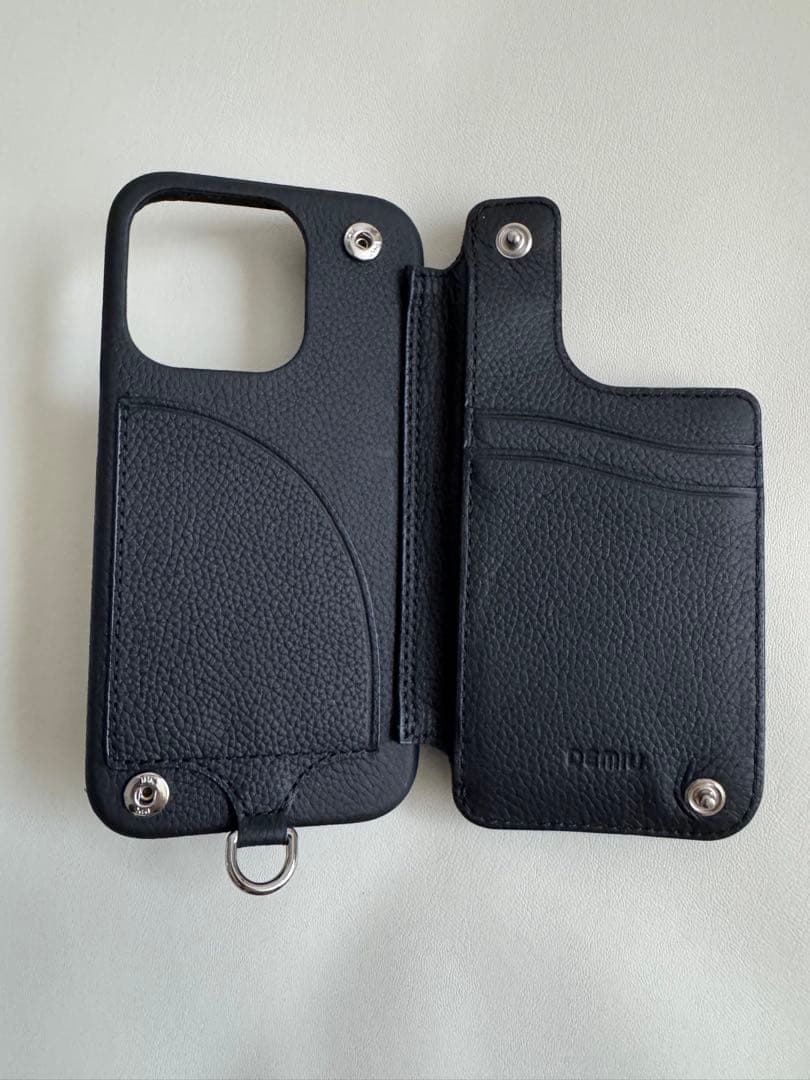 美品 DEMUIレザーケース（iPhone15Pro）