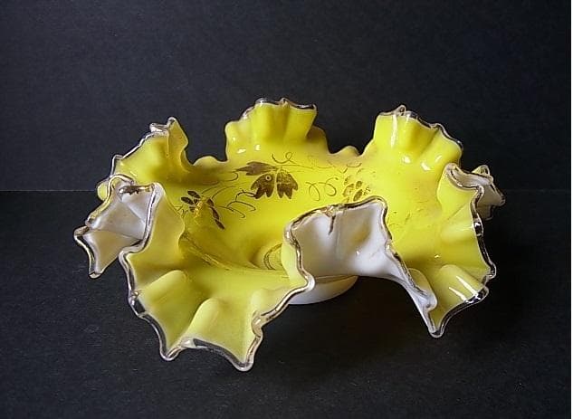 ★B0501★イギリス　アンティーク ガラス 　菓子皿 フリル造