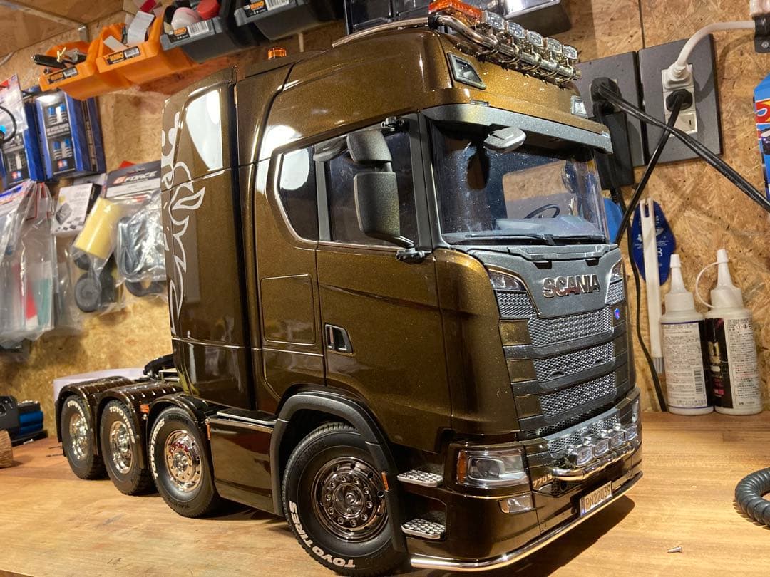 タミヤスカニア8×4 BMW B09マラケシュブラウンウレタン鏡面塗装仕上げ