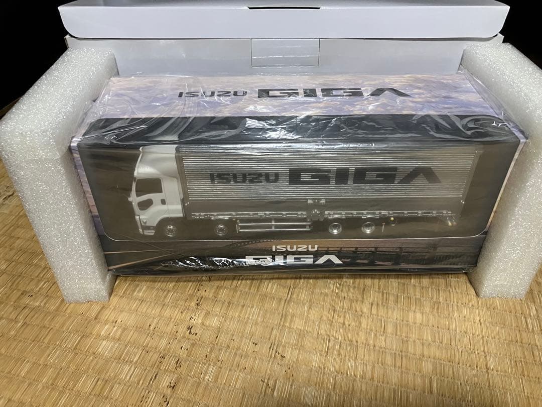 1/43 ISUZU GIGA ミニカー ホワイト
