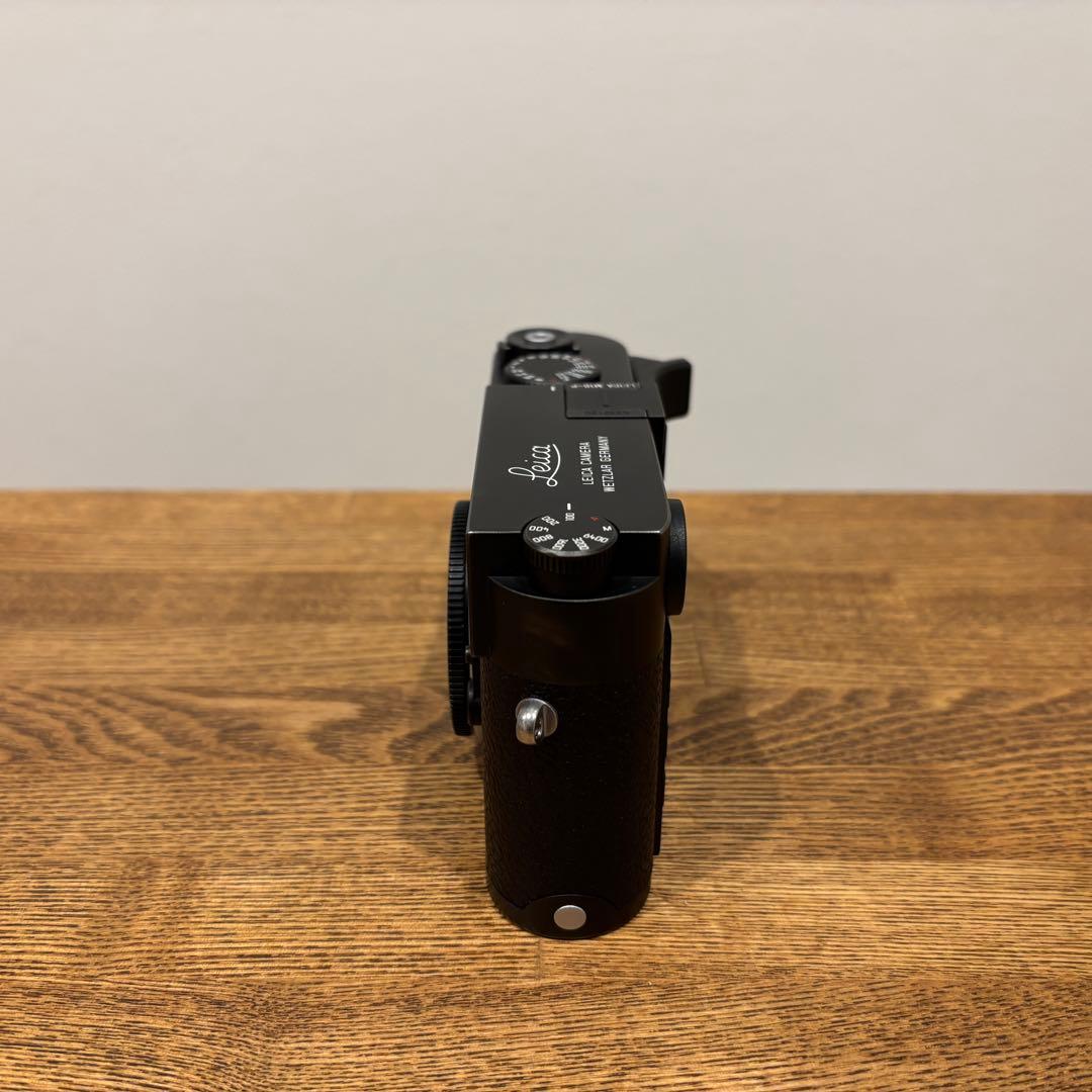 M10-P ボディ + 純正サムレスト 予備バッテリー付属