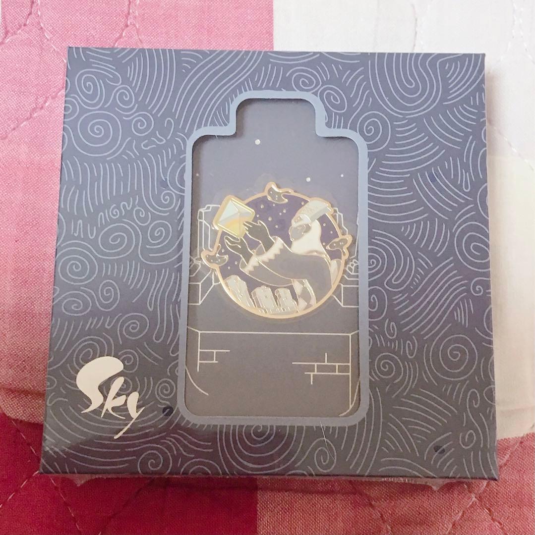 sky 星を紡ぐこどもたち　書庫の大精霊　ピンバッジ