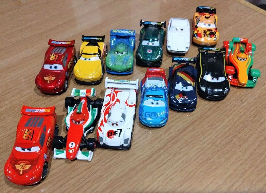 カーズトミカ　映画カーズ2　24台セット(中古品)　※バラ売り不可