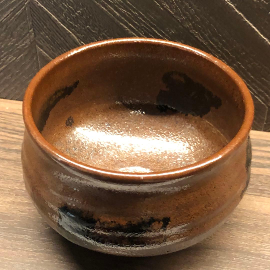 究極の古美術◾️蔵から茶黒のめちゃくちゃ雰囲気のある抹茶茶碗が出て来ました。