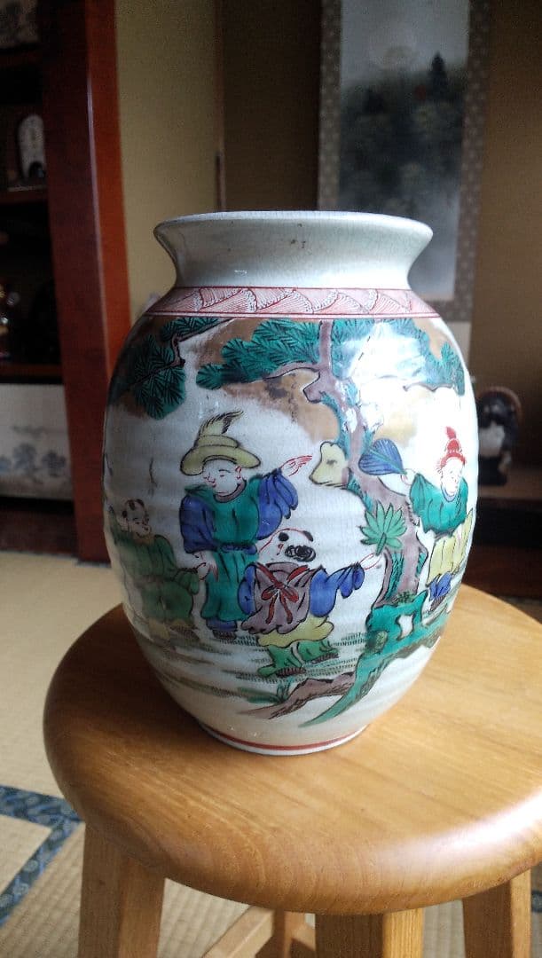 多色使いの陶器花瓶