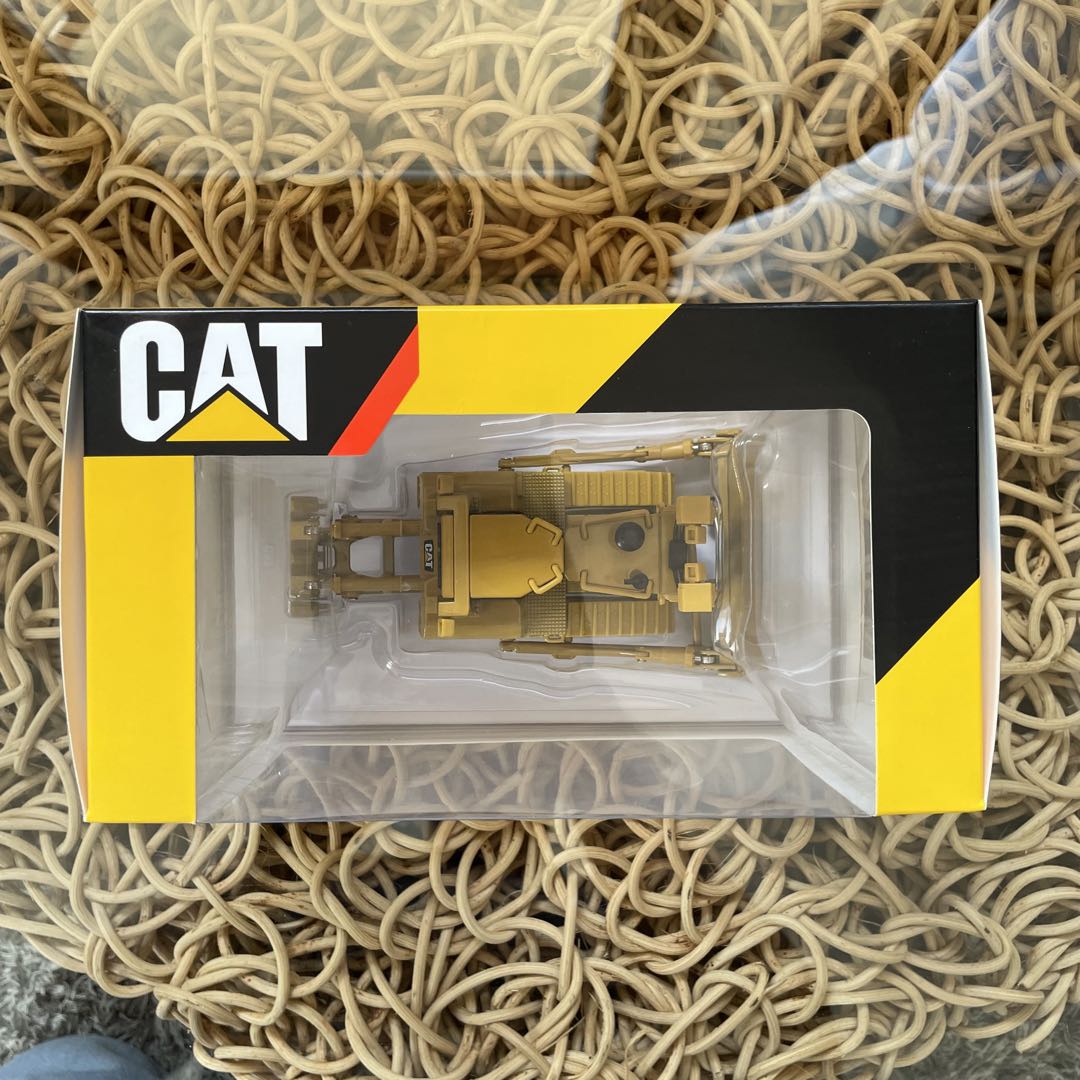 1／50スケール CAT D8R SERIES II トラック型トラクター