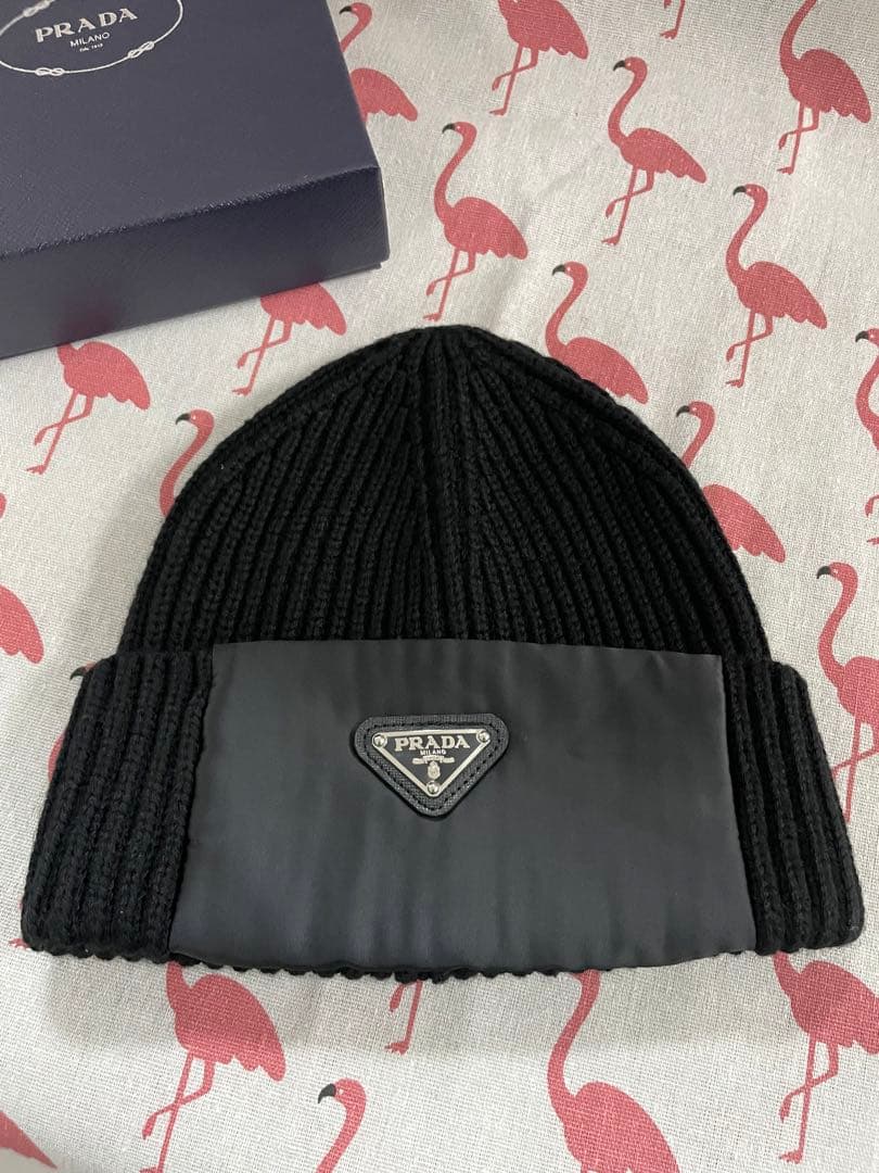 美品プラダ　ブラック　ニット帽 Mサイズ