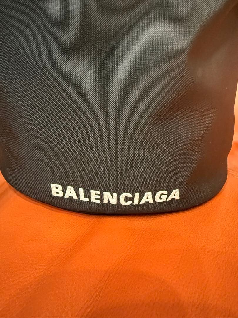 りんご　バレンシアガ　ドローストリング　ショルダーバッグ