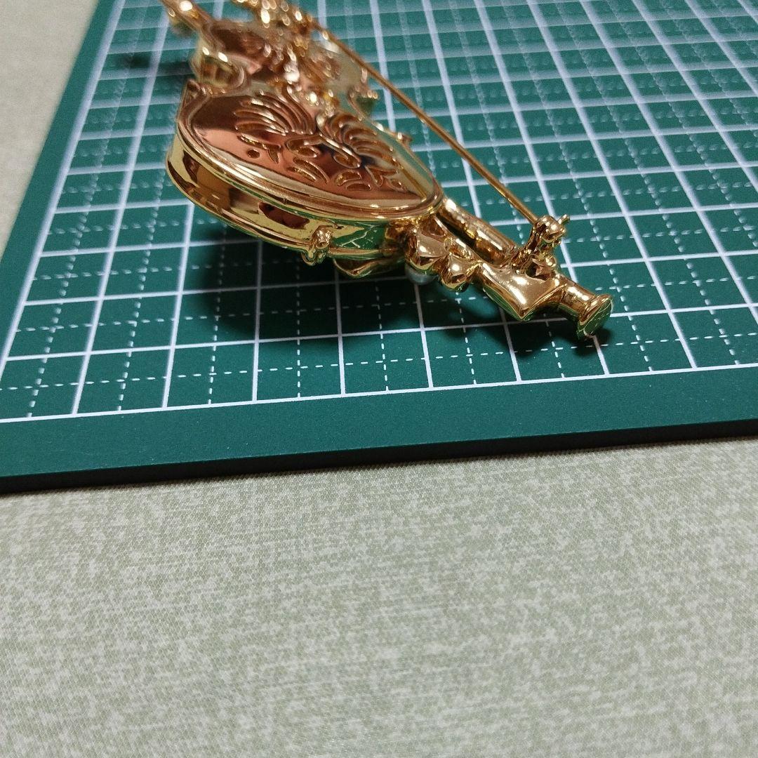 スワロフスキー　バイオリン　ブローチ