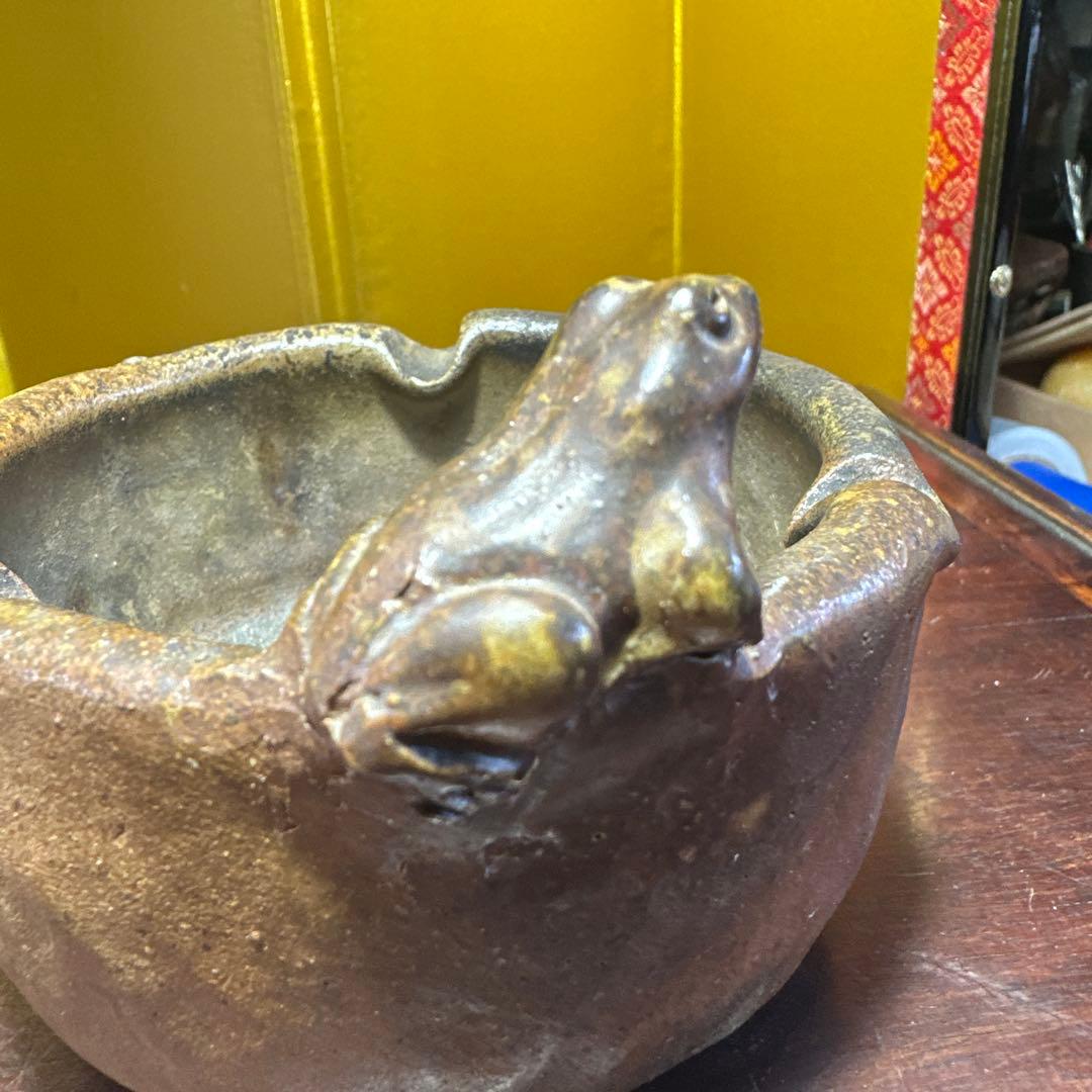 備前焼，カエルの彫刻付き陶器