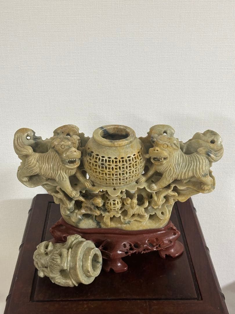 126 獅子彫刻天然石香炉　約30cm