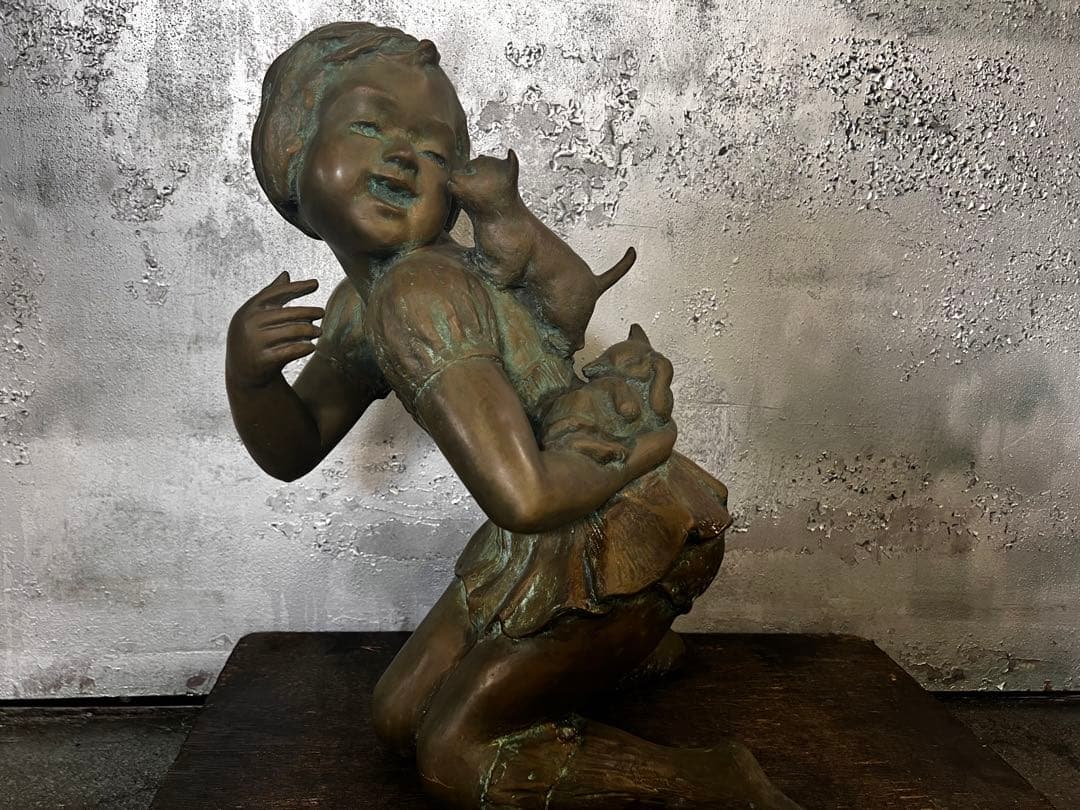 少女と猫のブロンズ彫刻 猫を背負ってる女の子