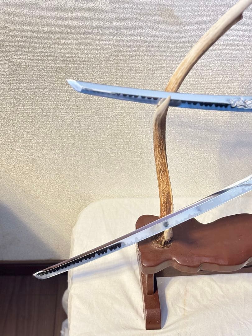 白鞘模造刀ドラゴン彫刻入り波形刃の刀2本