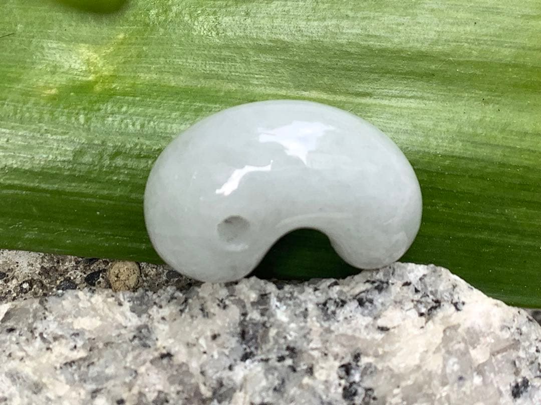 ✳極上‼️ お守りに　糸魚川翡翠勾玉アイスジェイド高額材料使用　鑑別書取得の極上品