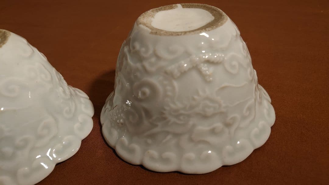 李朝　白磁　陽刻　龍文　アンティーク李朝　蔵出し　鑑賞陶器　２客