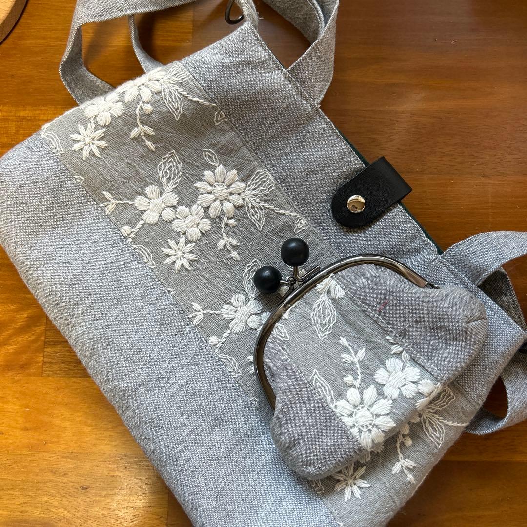 ハンドメイド　手刺繍ガマ口ポーチ