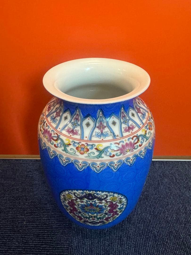 1633 中国美術 骨董 大清乾隆年製銘　藍地紋粉彩冬瓜瓶　時代物