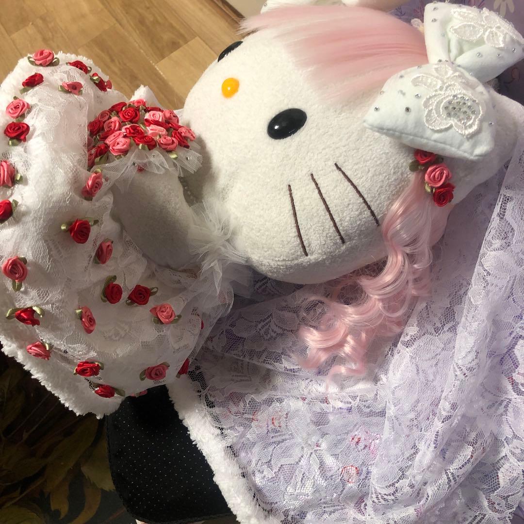 Hello kitty 優雅な古いウェディングドレスを着て