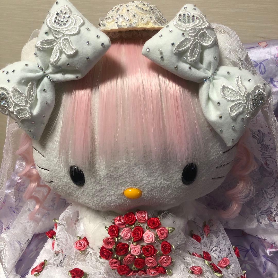Hello kitty 優雅な古いウェディングドレスを着て