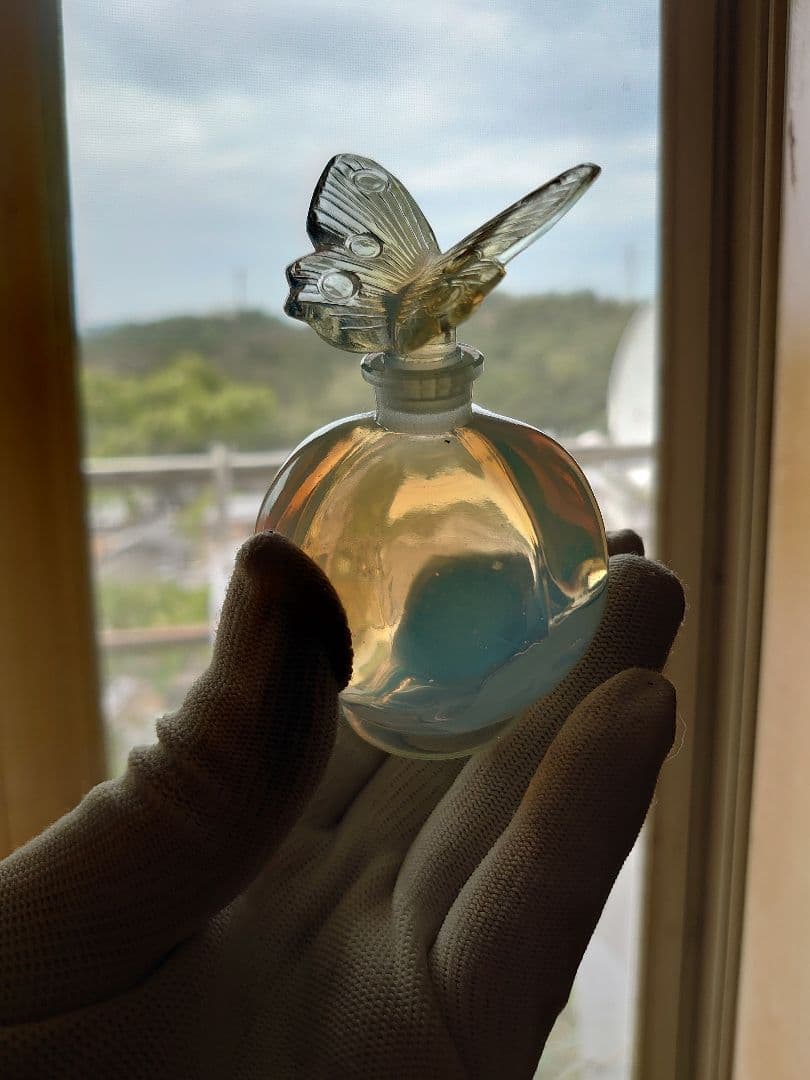 フランス1930s'オパールセント「蝶のパフィームボトル」香水瓶