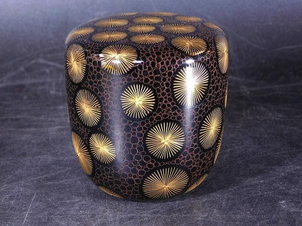 【茶道具　塗師　尚峰　沈金唐松　中棗（共箱）／検：輪島塗】