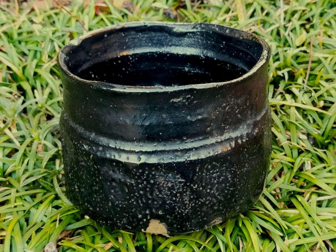 ♥美濃焼　織部黒　茶碗　桐箱　仕覆付き　引出黒　瀬戸黒　骨董品