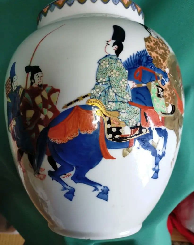 有田　伊万里　武士と馬の絵柄の陶器壺