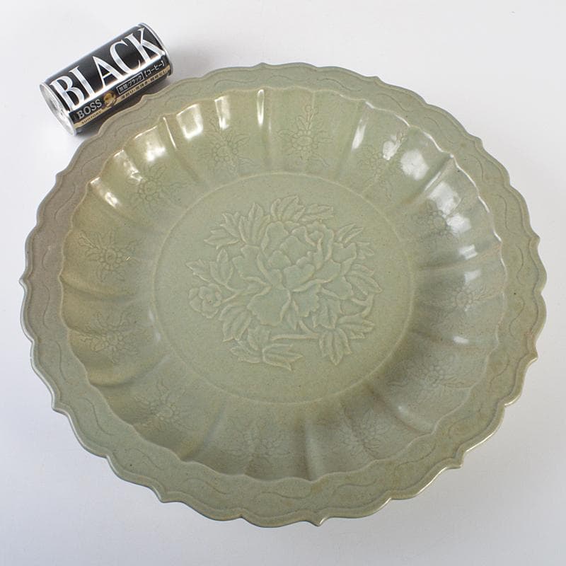 中国　龍泉窯　青磁　陽刻　花文　輪花皿　大皿　直径約38cm　V　R7105B