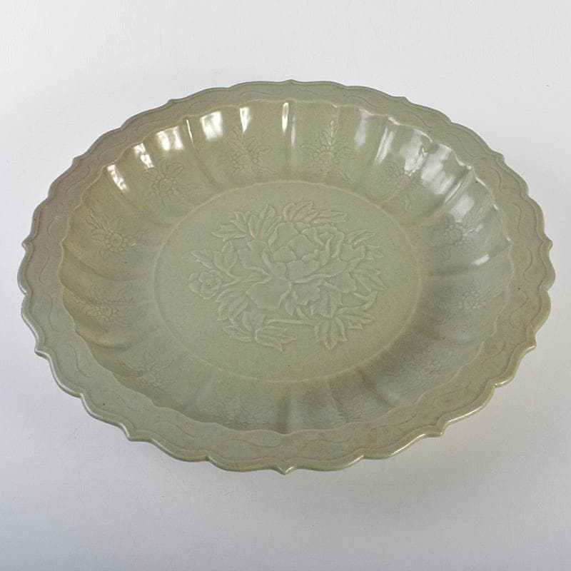 中国　龍泉窯　青磁　陽刻　花文　輪花皿　大皿　直径約38cm　V　R7105B