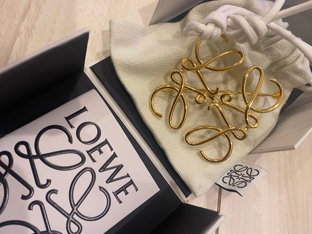 LOEWE ゴールド リボンブローチ